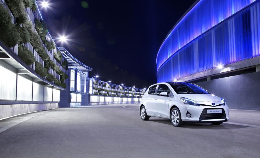  Toyota Yaris Hybrid 2012 года  (фото 17 из 35)